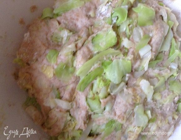 Добавить в тесто капусту, оно станет мягким. Накрыть полотенцем и оставить на 40 минут.