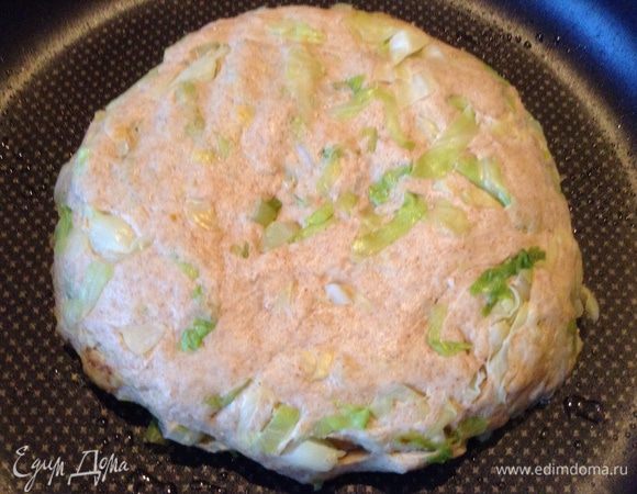 Обмять тесто и переложить в форму, смазанную оливковым маслом, накрыть и оставить на 20-30 минут.