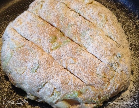 Сделать 3 надреза, присыпать мукой.