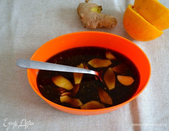 Приготовить маринад; выдавить сок из двух апельсинов, добавить соевый соус, нарезанный пластинками чеснок и имбирь. Лук нарезать полукольцами (можно взять две луковицы, по вкусу...). 