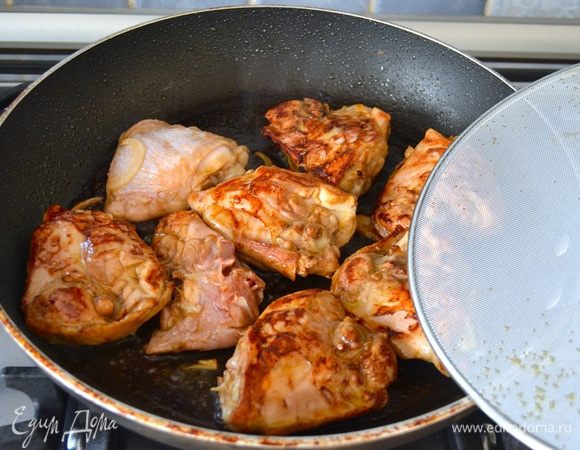 В большой сковороде разогреть оливковое масло достать куски курицы из маринада и обжарить с двух сторон до золотистого цвета.