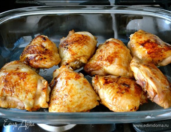 Переложить пожаренные бедрышки в огнеупорное блюдо. Можно слегка поперчить. 