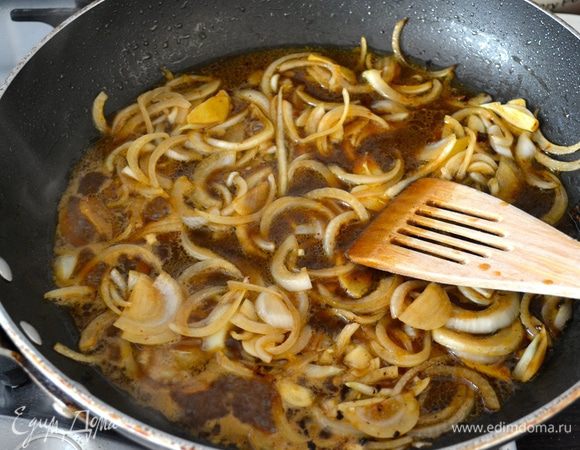 В сковороду выложить оставшийся маринад и проварить минуты 4-5.