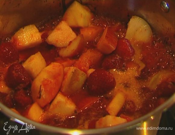 Поставить на небольшой огонь, через минуту добавить клубнику с соком и томить 3–4 минуты, периодически помешивая.