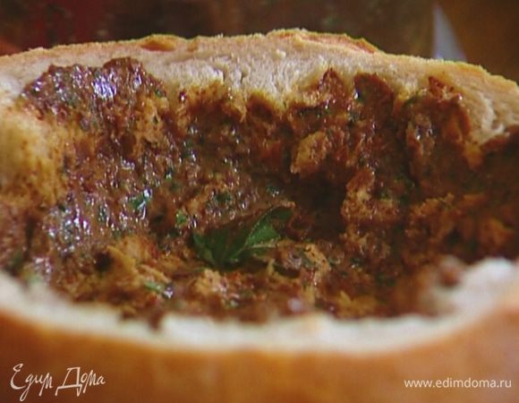 Намазать обе половины батона внутри овощным пюре.