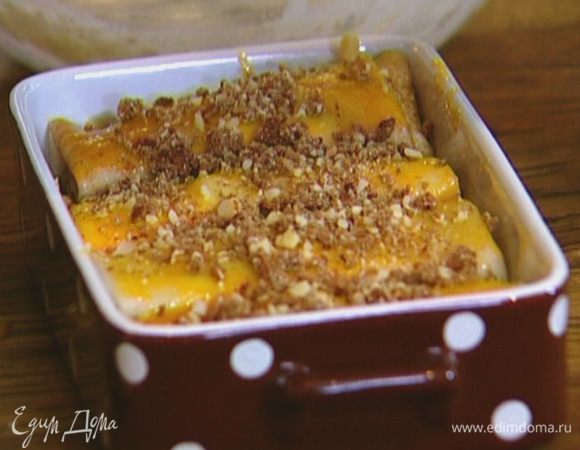 Смазать блины желтком, посыпать панировочными сухарями и кедровыми орехами. 