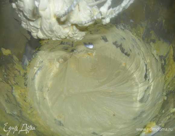 Желтки разотрите со 100 гр сахара и маргарином добела.