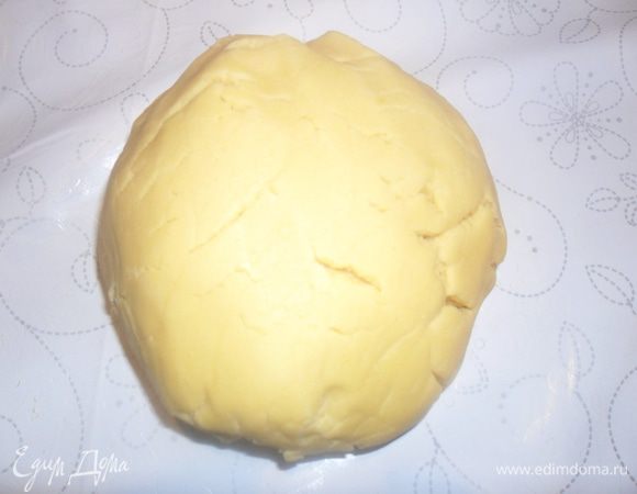 Добавьте соль, ванильный сахар и муку. Замесите тесто.