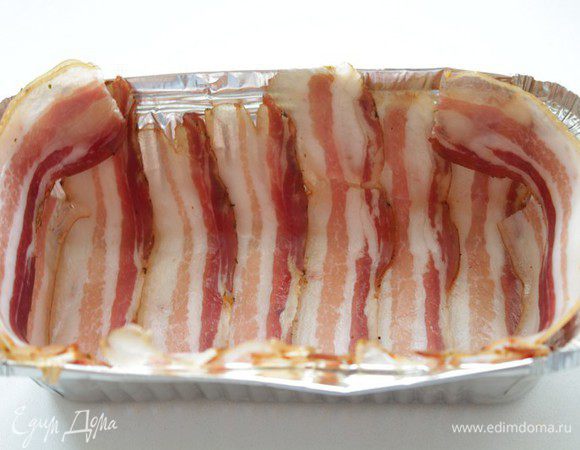 Выстелить форму беконом.