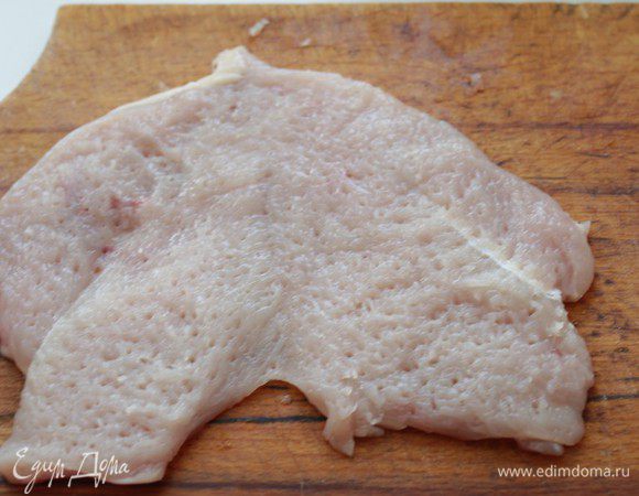 Грудку разрезать вдоль, отбить, разрезать на две половины.
