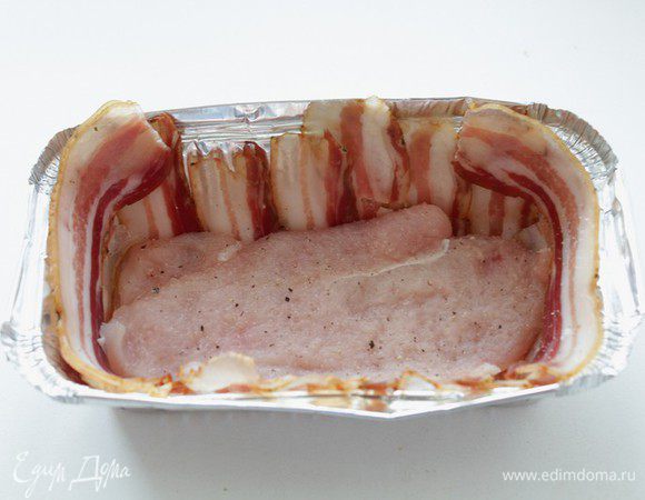 Одну часть положить на дно формы, посолить, поперчить, добавить сухой базилик по вкусу (или любые другие травки).