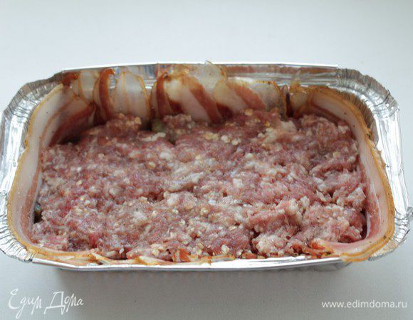 Выложить фарш, хорошо утрамбовать, посыпать желатином.