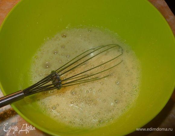 Добавить воду и размешать, пока сахар раствориться.