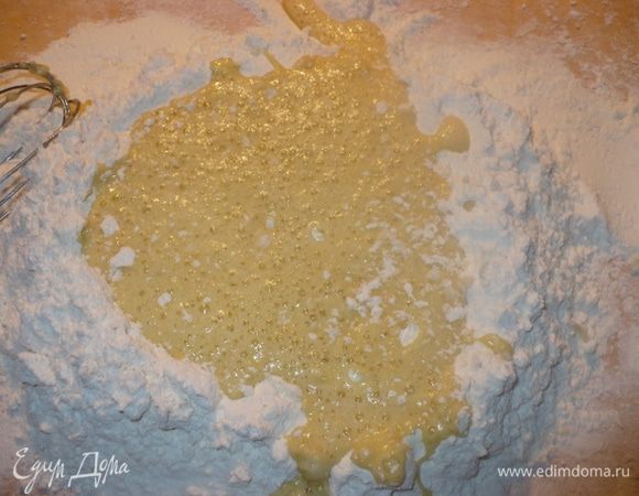 Вылить туда же яичную смесь и замесить тесто.