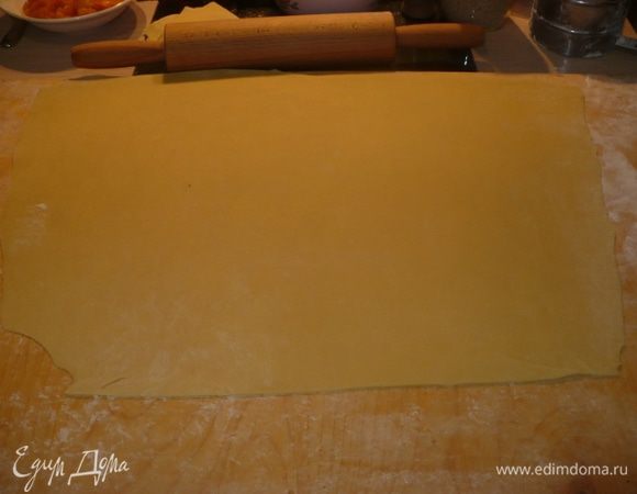 Раскатываем очень тонкий пласт. Как можно тоньше до 1 мм.