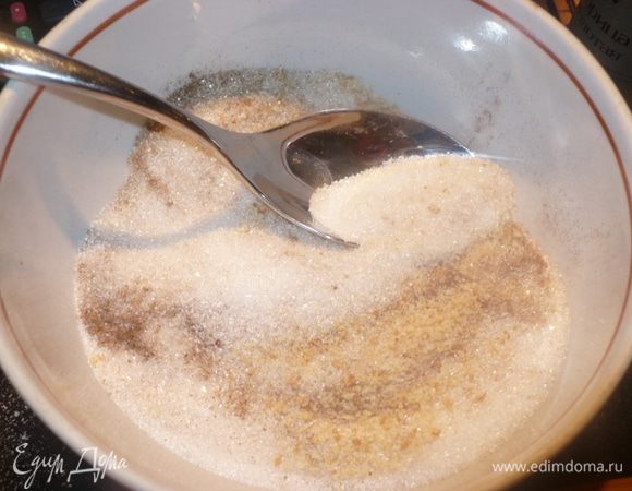 Смешиваем сухари, сахар и корицу. Отдельно расплавить  50гр. сливочного масла.