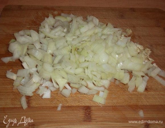 Мелко порезать лук и чеснок,обжарить до прозрачности в оливковом масле,половину добавить в фарш(у меня свинина с говядиной,но можно просто свиной или говяжий)