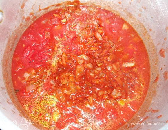 В оставшуюся половину добавить томатную пасту,немного обжарить,добавить консервированные в собственном соку,нарезанные кусочками томаты и оставить тушиться на маленьком огне не закрывая крышкой..соус должен быть густой!в конце соус посолить,поперчить,добавить сахар и сухой тимьян.
