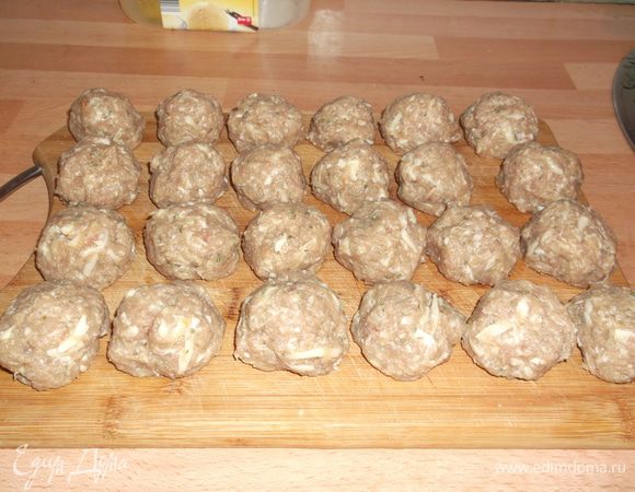 В это время в фарш добавляем обжаренные лук и чеснок,натёртый пармезан,панировочные сухари,яйцо,мелко порезанные петрушку и тимьян,соль,перец,хорошо перемешиваем и формуем шарики размером с грецкий орех.