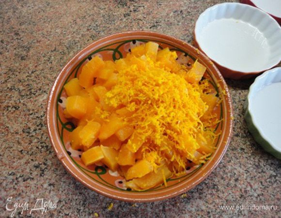 Тыкву нарезать кубиками и смешать с цедрой одного апельсина.