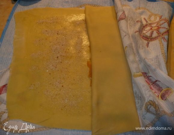 Начинаем сворачивать рулет.