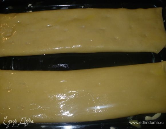 Выложить рулет на протвень швом вниз, проткнуть в нескольких местах ножом и смазать яйцом. Выпекать 25-30 минут при 180-200 гр.