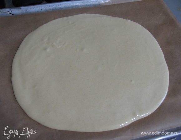 Добавляем соду гашеную лимонным соком и постепенно вмешиваем муку. Полученное тесто выливаем на противень застеленный пергаментной бумагой или в форму и отправляем в разогретую духовку до 180 град на 7-10 мин.