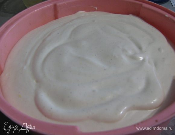 Полученную воздушную массу выливаем в форму.