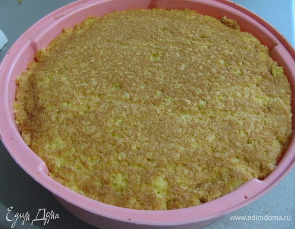 По окружности формы вырезаем бисквит и накрываем суфле. Можно сделать наоборот: на дно формы выложить бисквит и залить суфле, тогда больше будет похоже на чизкейк.