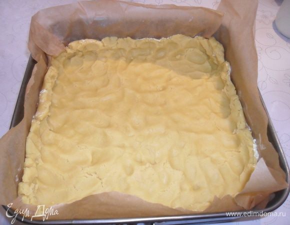 Выложите  руками тесто и сделайте бортик, и отправьте в разогретую до 200С духовку на 20 минут.