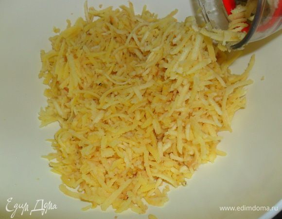 Тем временем айву вымойте, очистите и натрите на крупной терке.