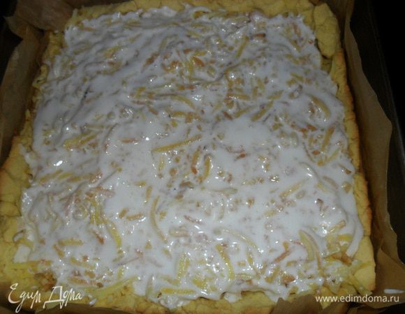 Взбейте белки с оставшимся сахаром в крепкую пену. Выложите на испеченное тесто натертую айву, покройте взбитыми белками и снова поставьте в духовку.