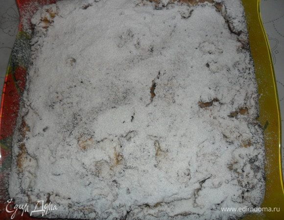 Выпекайте до появления на белковой массе золотистой корочки. У меня как всегда корочка, ну очень золотистая. Дайте остыть, и посыпьте сахарной пудрой. 