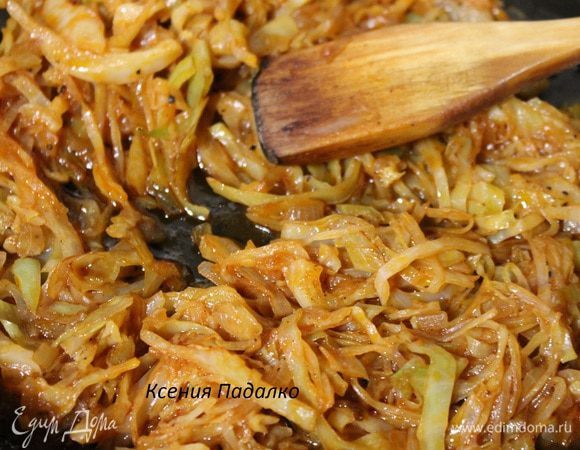 Луковицу среднего размера нарезать кубиками, капусту нашинковать соломкой и выложить все вместе в сковороду с 4-мя ст.л. растительного масла. Обжаривать до золотистого цвета. Потом добавить разведенную в воде томатную пасту и тушить 10 минут.