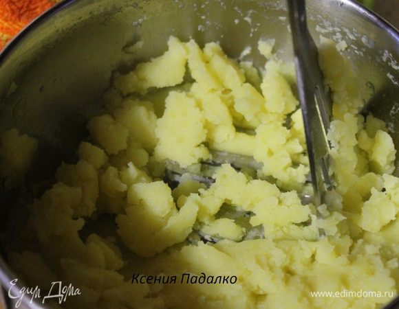 Картофель очистить и сварить до готовности. Слить всю воду и размять в пюре.