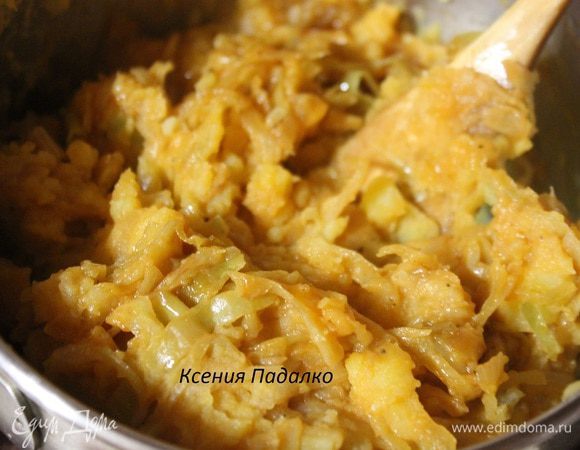 Затем перекладываем тушеную капусту к пюре, перемешиваем, солим и перчим.