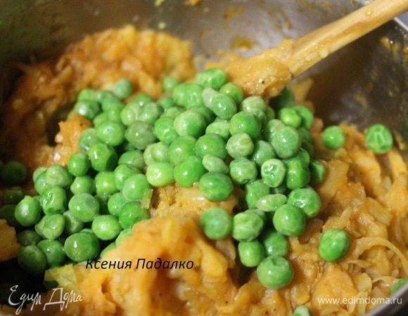 Замороженный зеленый горошек обдать кипятком и добавить к картофелю и капусте.