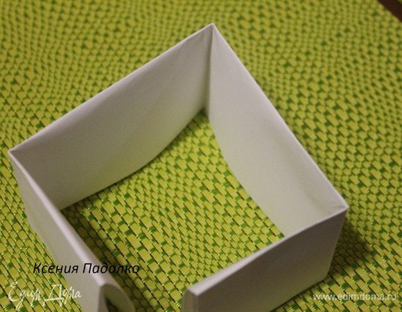 Конструкция для стоячих лап. Нужно 6 листов формата А4 и степлер. С широкой стороны складываем лист пополам, а потом еще раз пополам. Получается полоска.