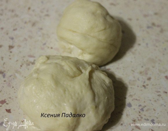 От теста отщипываем два почти одинаковых кусочка, один размером с яйцо, второй размером с яблоко.