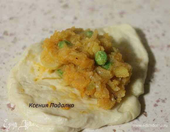 Разравниваем руками и выкладываем начинку. Защипываем как вареник, а потом придаем круглую форму. Это будет голова.