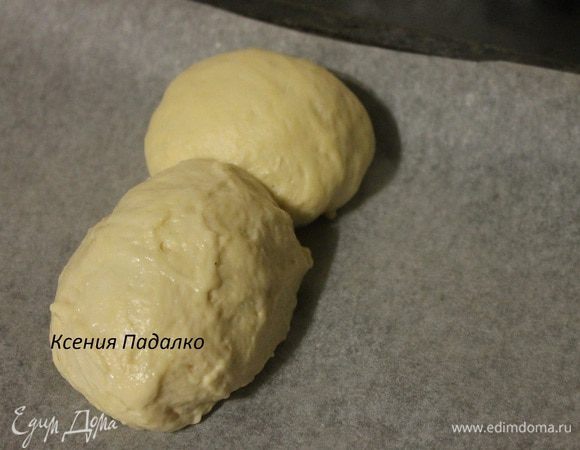 Со вторым шариком поступаем также, только придаем ему немного овальную форму. Это будет тело.