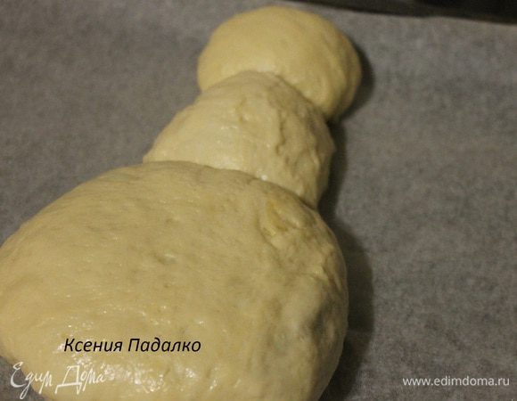 Защипываем края и придаем круглую форму. И выкладываем на противень застеленный пергаментом.