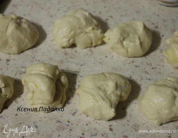 Последний кусочек теста делим на 8 одинаковых шариков. Два шарика будут без начинки. Их просто раскатать колбаской и положить возле головы "паучка".