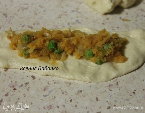 Остальные шарики, также разминаем руками или раскатываем скалкой в прямоугольник, кладем начинку, защипываем края ...