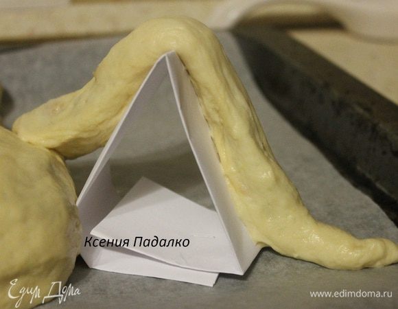 .. и кладем на бумажные конструкции, предварительно смазанные растительным маслом. Это будут лапки. Поступаем также с остальными шариками.