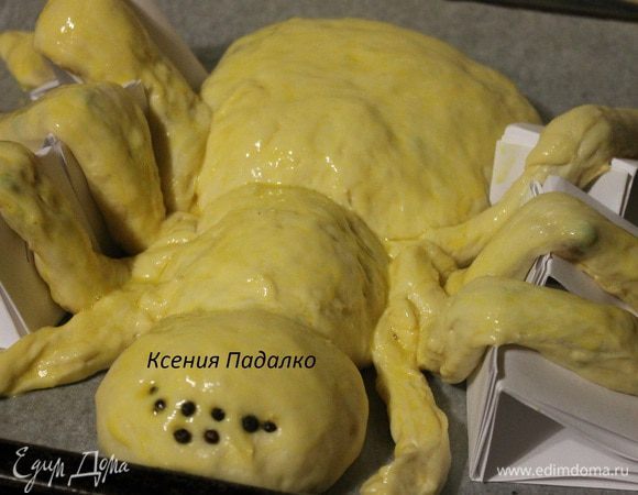 Глаза можно сделать из черного перца горошком. Смазываем получившийся пирог взбитым яйцом. Выпекаем в заранее разогретой до 190 градусов духовке, до румяного цвета.