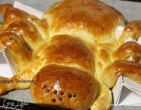 Даем полностью остыть и только потом снимаем бумажные подпорки, и переносим пирог на блюдо!