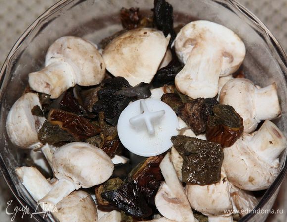 Предварительно подберезовики (3 штуки) замачиваем в воде, несколько раз промываем. Затем нарезаем шампиньоны и отправляем в чашу блендера. Постепенно добавляя молоко, пробиваем до состояния пюре. Молока может понадобиться и меньше, поэтому все молоко сразу не вливайте.