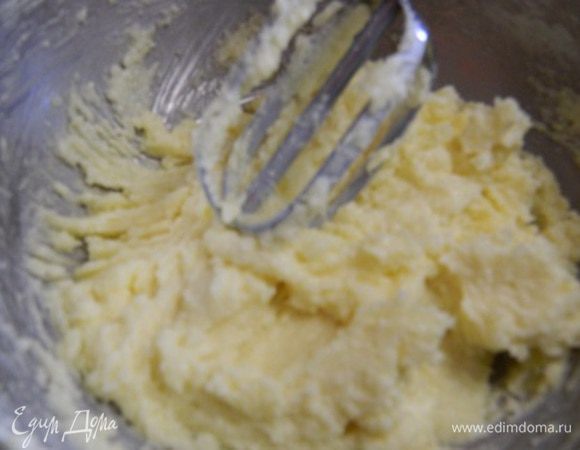 Масло с сахаром взбить до однородной массы.
