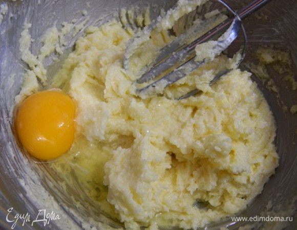 По одному добавить яйца продолжая взбивать.